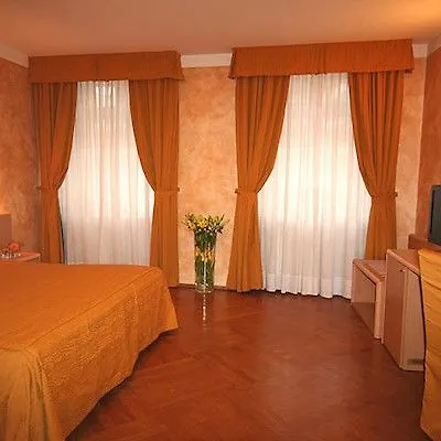 מלון Roma 4*